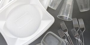 Одноразовий пластиковий посуд в Англії буде під забороною з жовтня 2023 року (Фото:Shyntartanya/Depositphotos)