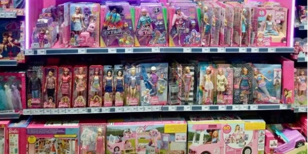 Великою популярністю користуються також ігрові набори Barbie (Фото:Епіцентр)
