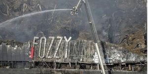 Будівлю гіпермаркету Fozzy в Одесі повністю знищено вогнем, пожежа почалася через падіння уламків російської ракети (Фото:Nina Liashonok/Reuters)