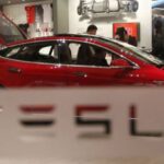 Tesla відкликає понад 1,8 мільйона автомобілів через проблему з капотом