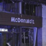 Пережив уже п’ять обстрілів. McDonald’s відновив роботу ресторану біля метро Лук’янівська, першого відкритого в Україні