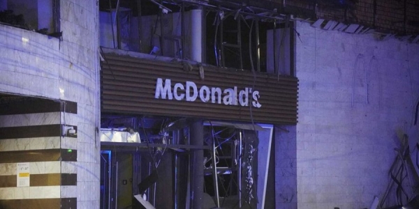 Ресторан McDonald’s біля станції метро Лук’янівська після ракетного обстрілу 18 січня 2025 року (Фото: Сергій Окунєв / NV)