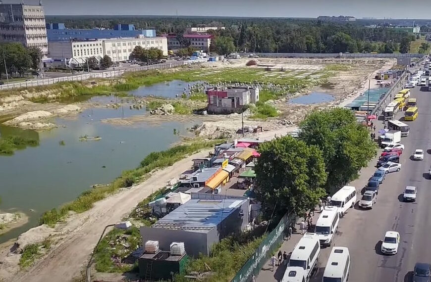 Кияни вимагають відновлення простору біля станції метро Лісова