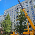 У Харкові відновлюють дев'ятиповерхову будівлю, пошкоджену на початку російського вторгнення