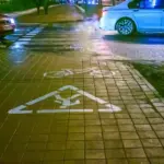 У Мінську під ногами пенсіонерки обвалилася тротуарна плитка: жінка отримала забиті місця