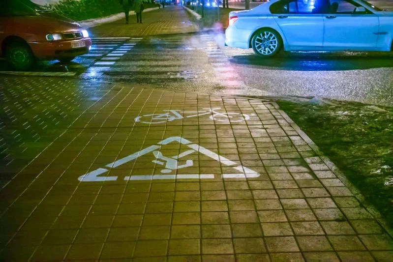 У Мінську під ногами пенсіонерки обвалилася тротуарна плитка: жінка отримала забиті місця Тротуар