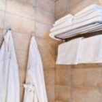Як безпечно зробити ванну кімнату зручною?