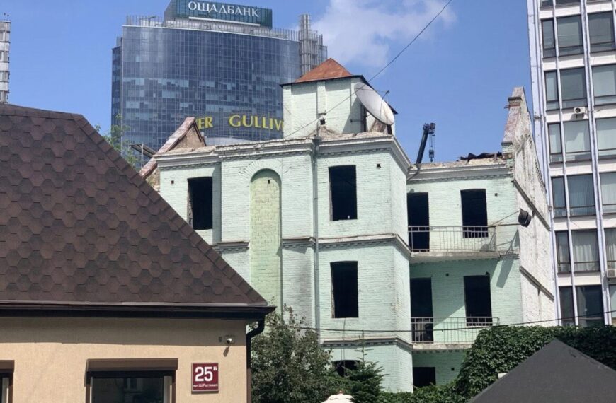 Правоохоронців викликали для реагування на руйнування будинку в центрі міста