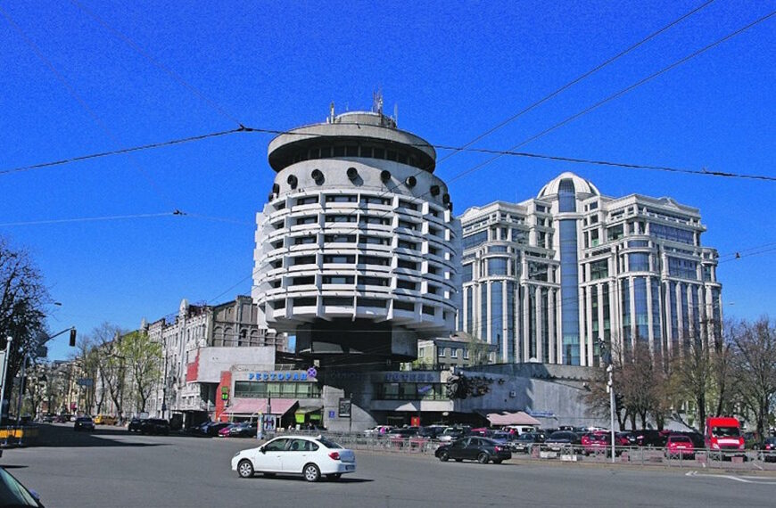 Мешканці Києва просять міську адміністрацію облаштувати комфортний простір для пішоходів навколо площі…