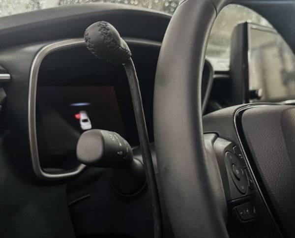 В Україні безоплатно надали переобладнані Toyota з ручним управлінням.