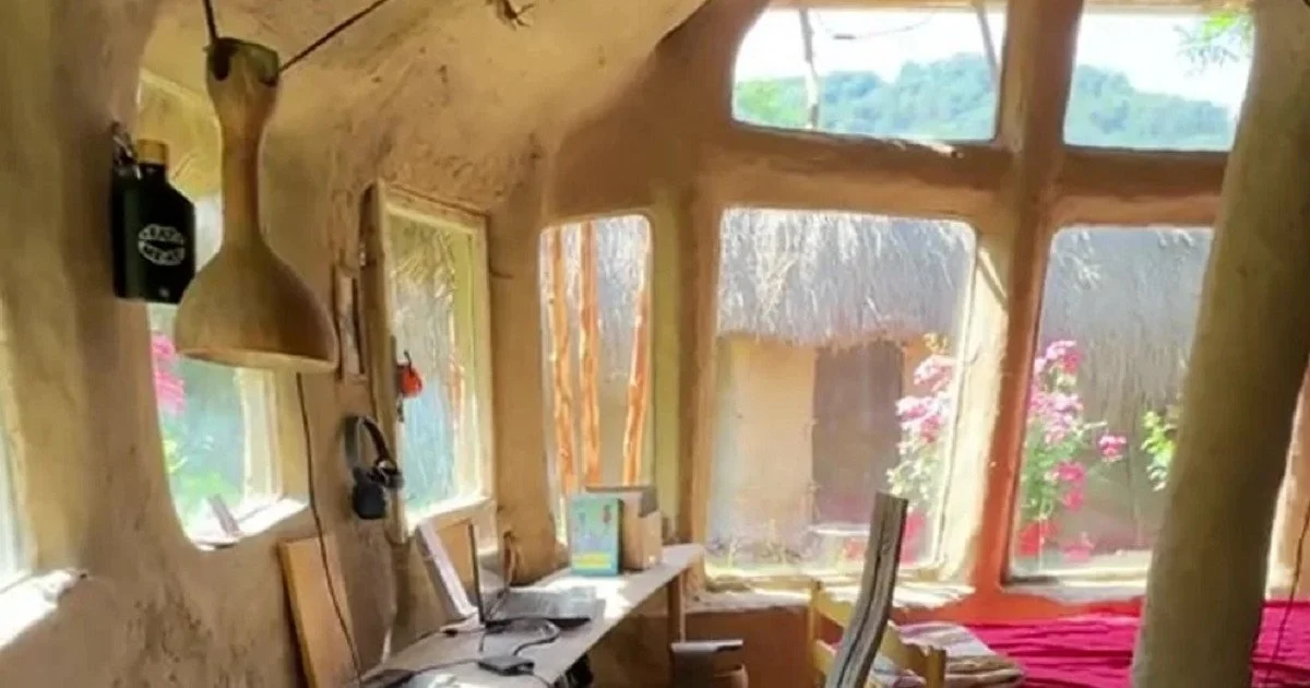 Українець створює автономний еко-будинок у серці Карпат