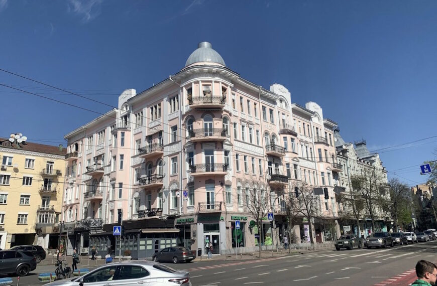 Незважаючи на свій охоронний статус, у центрі столиці зносять старий панський будинок