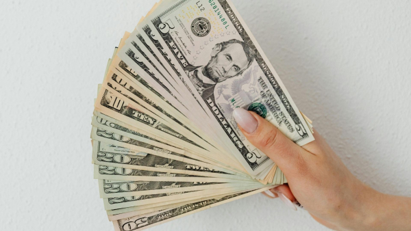 Скільки коштує долар сьогодні? Курс валюти в обмінних пунктах 24.01.2026