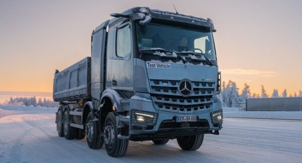 Електротягач eArocs 400 від Mercedes-Benz витримав фінські крижані тести.