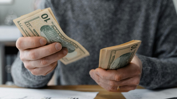 Долар зараз: чи варто брати валюту в обмінниках 17.02.2026