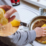 Як позбутися пригорілостей на старій пательні: чи ефективний лимон?