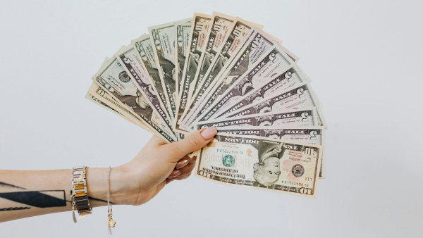 Скільки коштує долар сьогодні? Курс валюти в обмінних пунктах на 13 лютого 2026 року.