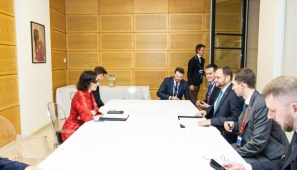 Кулеба обговорив з єврокомісаркою прискорений запуск фінансування на потреби оперативного відновлення після атак.