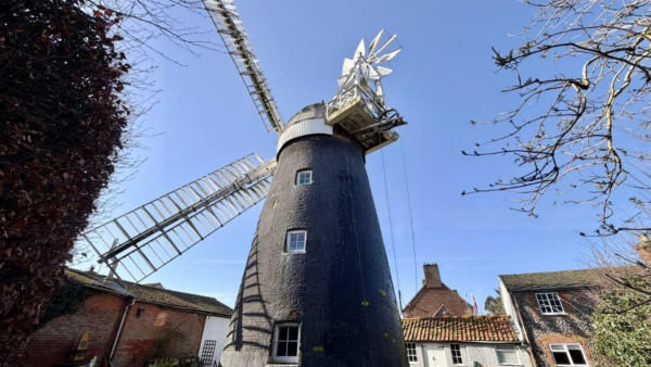Британський маєток із вітряком: погляд на старовинний млин 1823 року