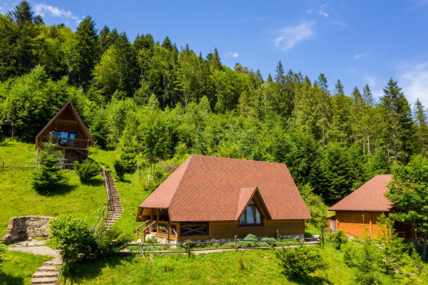 На Львівщині суд приписав демонтувати комплекс “Осоння Карпати” поблизу Східниці.