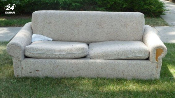 Оновлення старого дивану: рецепт з соди, крохмалю та олії.