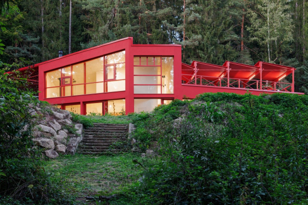 У чеському лісі з’явилась червона будівля: що в ній особливого?
