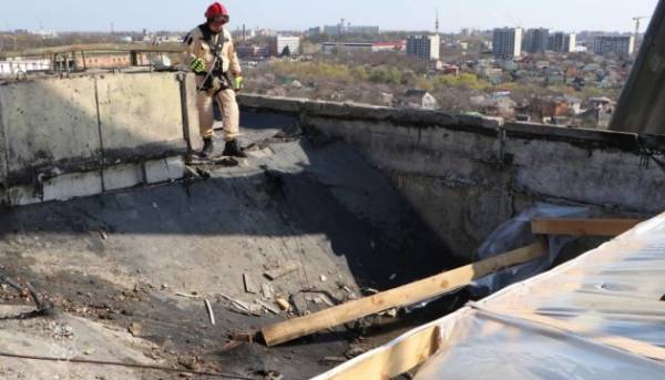 У Полтаві розбирають постраждалі від обстрілу елементи висотного будинку
