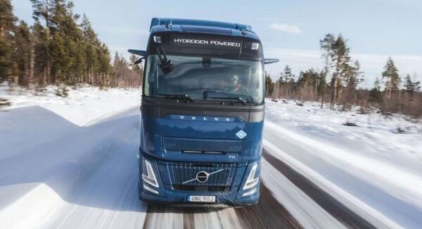 Volvo почала тестування на дорогах вантажівок на водні.