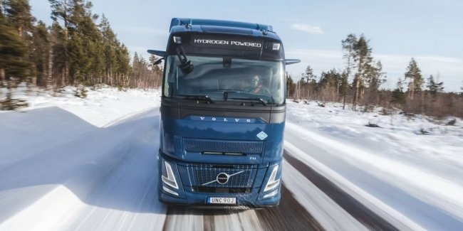 Volvo почала тестування на дорогах вантажівок на водні.
