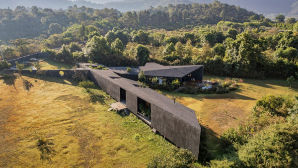 Особняк Casa Mavra з темного бетону в Мексиці: унікальність та світлини