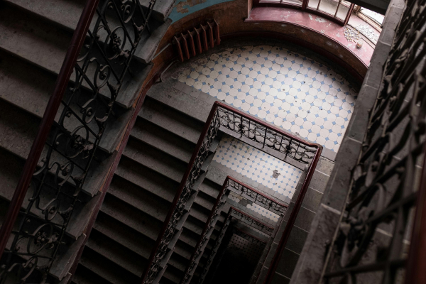 Радянські сходи: чому поручні зліва?