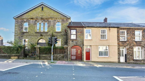 У Британії збули крихітну двометрову домівку: внутрішній вигляд