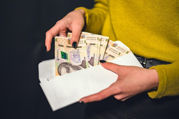 Ухиляння від ЄСВ: урядові плани щодо українців