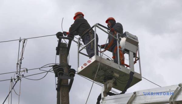 У квітні енергетики повернули світло майже 4 мільйонам користувачів після атак.