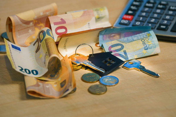 Вивезення коштів за кордон після продажу квартири у 2026 році.