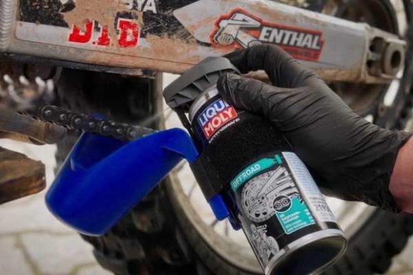 Догляд за мотоциклетним ланцюгом: чистка та змащення засобами LIQUI MOLY