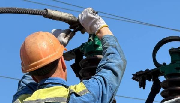 Відновлення електропостачання 11 громад Запорізької області енергетиками попри ворожі обстріли