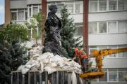 У столиці прибирають захисні споруди з монументів: розпочато роботи біля пам’ятника Лесі Українці | Нерухомість Києва