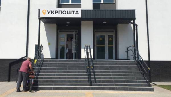 У Бородянці центральне відділення Укрпошти відновили та знову відкрили.