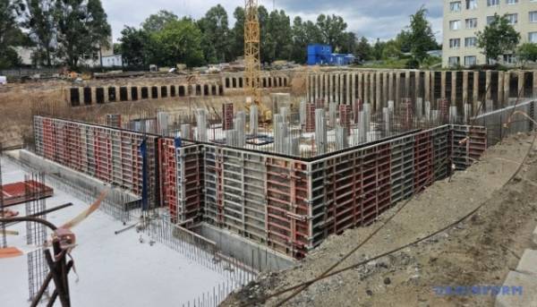 У дитячій обласній лікарні Харкова зводять захисні споруди.