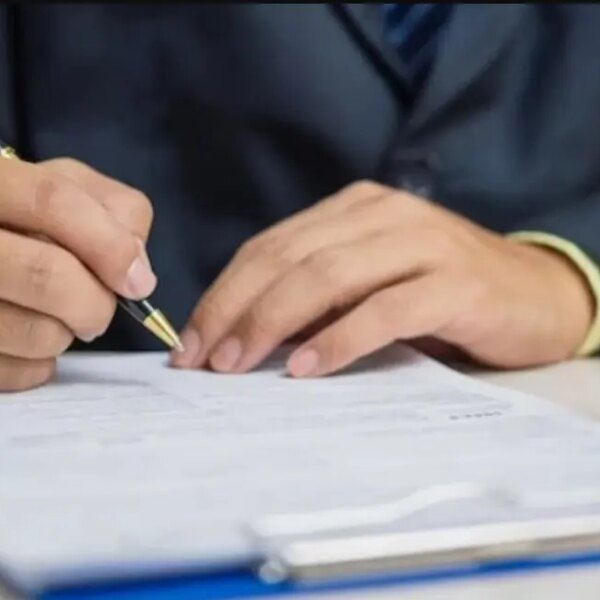 Навіщо потрібно вносити інформацію про нерухомість до Державного реєстру речових прав Внесення даних про нерухоме майно до Державного реєстру речових прав має велике значення. Це дозволяє надійно захистити ваші права власності на нерухомість. Завдяки реєстрації, будь-які угоди з нерухомістю, такі як купівля, продаж, дарування чи оренда, стають юридично прозорими та безпечними. Крім того, наявність відомостей у реєстрі полегшує процес отримання кредитів під заставу нерухомого майна. Це також важливий крок для уникнення шахрайства та двозначностей щодо права власності.