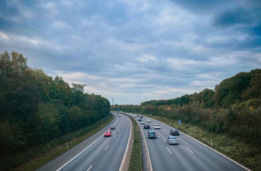 Німецька митниця вилучає елітні автівки в українців: роль 24-го параграфа