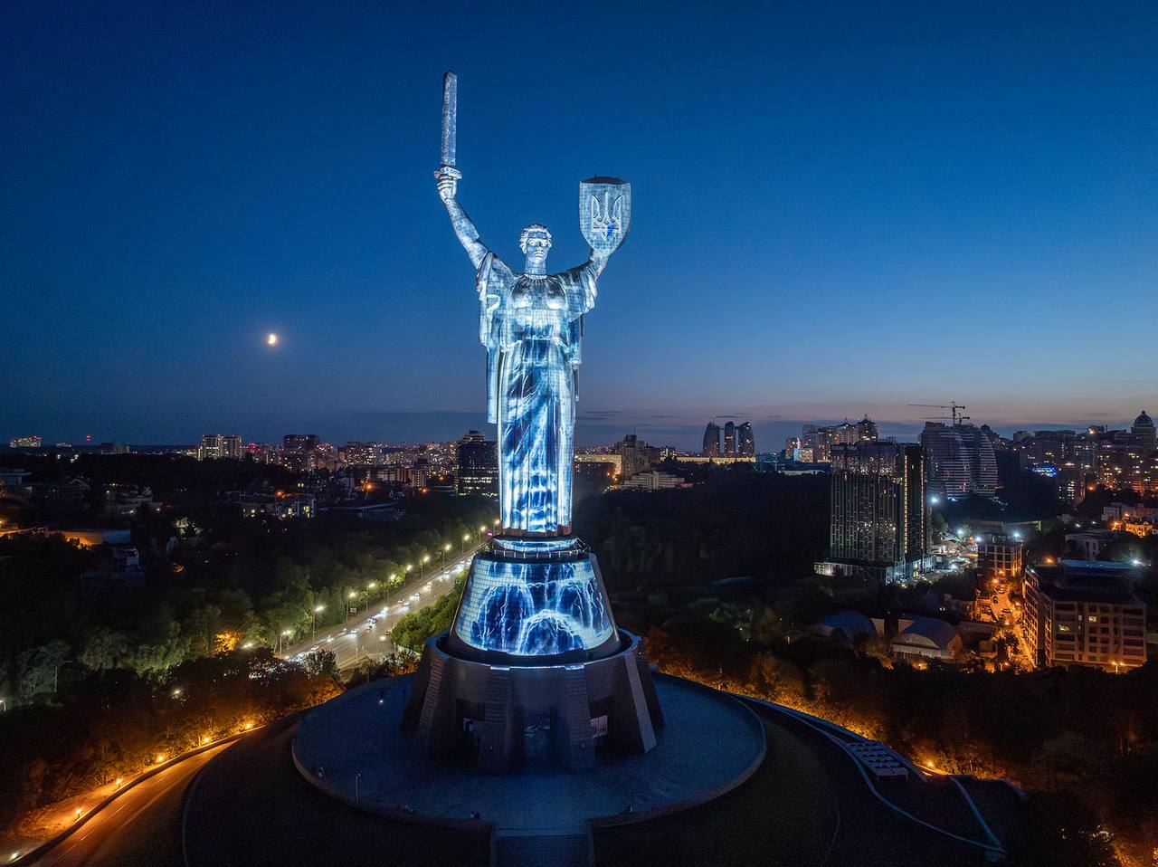 Світлова інсталяція на монументі Батьківщина-Мати