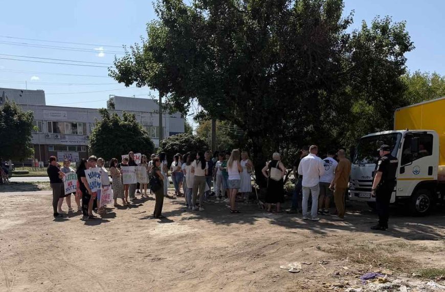 Будівництво ТЦ на місці скверу: черкащани проти, забудовник розпочинає роботи