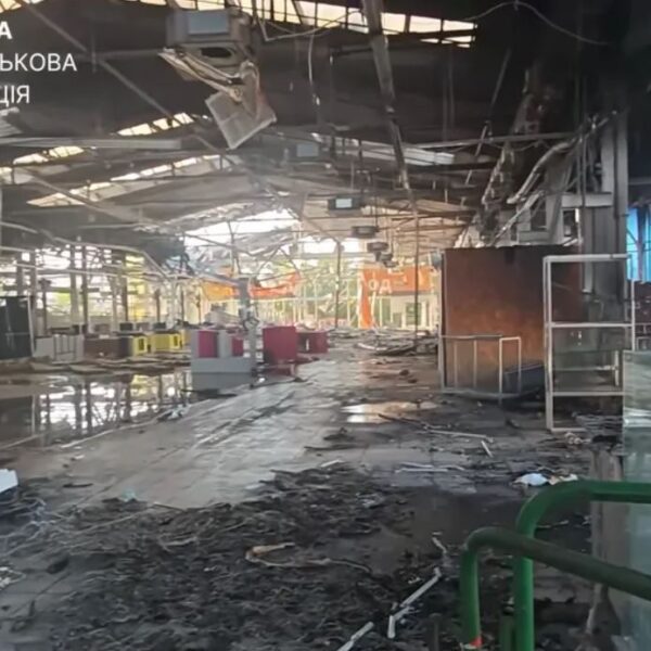 Херсон: російські дрони спричинили масштабну пожежу в торговому центрі