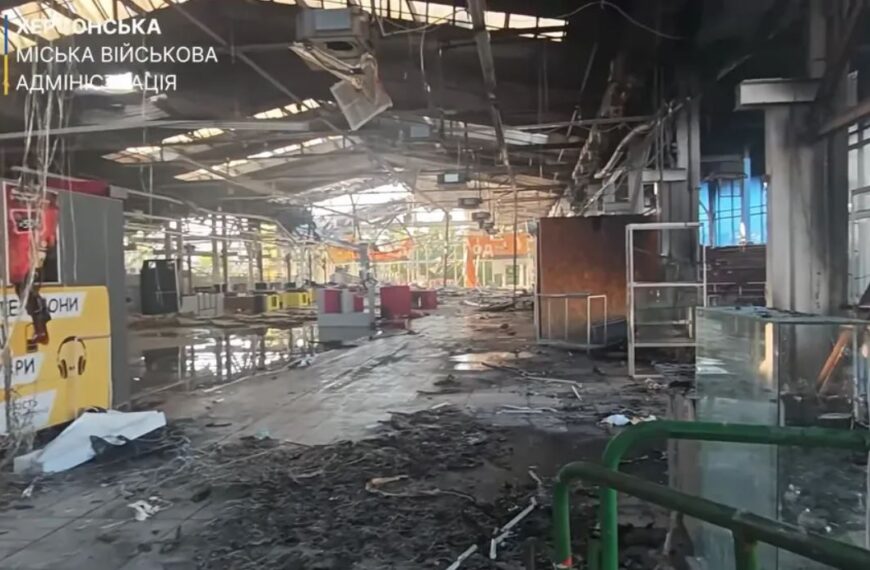 Херсон: російські дрони спричинили масштабну пожежу в торговому центрі