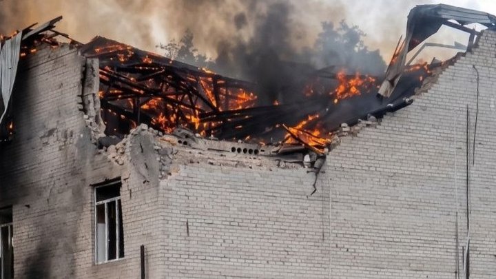 Наслідки російського удару по бізнес-центру в Лозовій