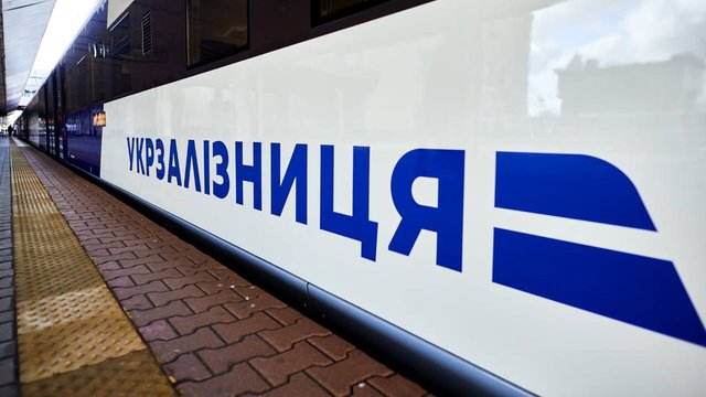 Пасажирський поїзд Укрзалізниці