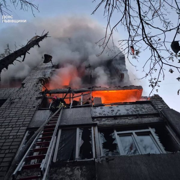 Львів під обстрілом: ракета влучила в житловий будинок, є жертви