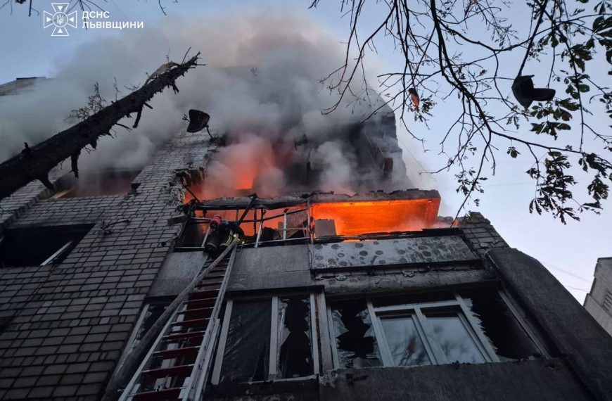 Львів під обстрілом: ракета влучила в житловий будинок, є жертви